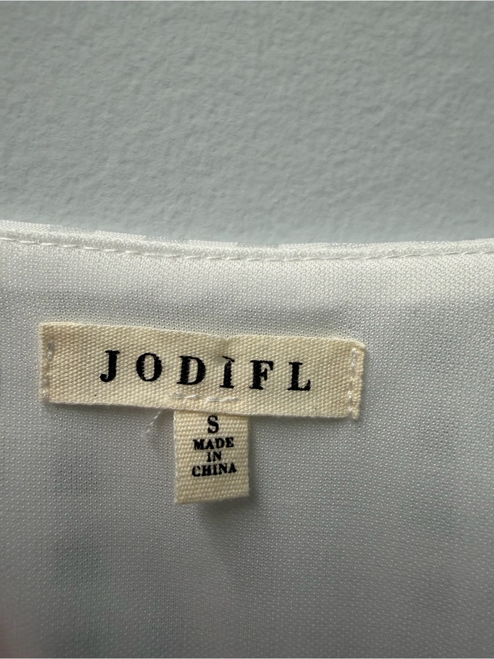JODIFL White Textured V-Neck Short Puff Sleeve Blouse Sheer Overlay Size Small - Picture 3 of 7